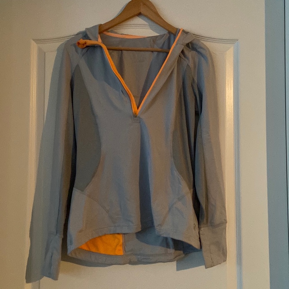 Athletic pull over.